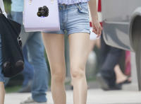 街拍紧臀白裤饱满三角图片