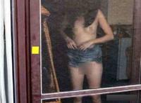 隔壁女邻居换衣服忘拉窗帘