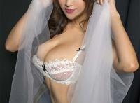 男主让女主夹住毛笔写字