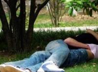 男生让女生嘴含蛋蛋