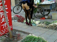 菜市场蹲着买菜的妇女