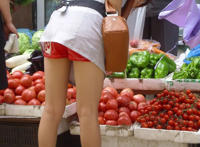 女人穿成这样蹲着买菜