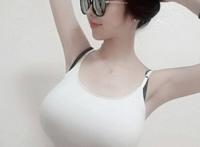 美女主播直播剪衣服