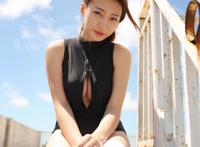 妻子和狗狗连在一起