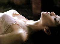 男人一边接吻一边解女人衣服视频