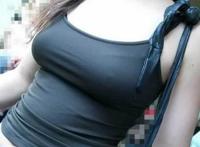 女人穿紧身裤突出的地方