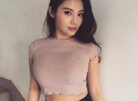 美女揭开上衣秀胸