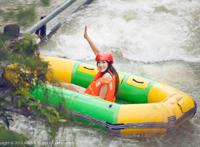 男生八光美女衣服亲她