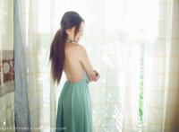 女生两腿中间被男生摸的故事