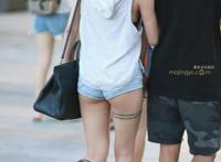 街拍紧绷白裤清晰内痕图