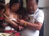 男人把女人衣服撒开