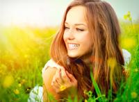 草地美少女高清图片