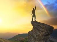 站在山顶上的图片