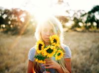 美女拿着向日葵图片