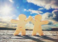 两个牵手的小纸人图片