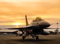 夕阳下的战斗机图片