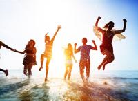 海边朋友跳起来拍照图片