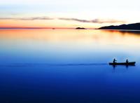平静湖面划船唯美图片
