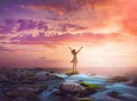 女生唯美风景张开双臂早晨