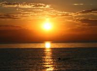 湖面落日黄昏图片