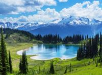 山顶清澈湖面图片