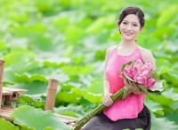 莲花肚兜美女图片