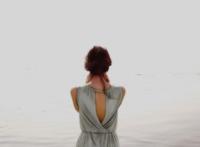 女生面朝大海背影图片