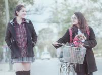 学士服美女骑单车图片 学士服美女骑单车图片