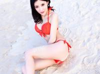 美女和男生在胱光衣服