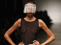 外国嫩模衣服全透明时尚走秀