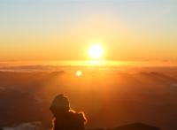 山顶落日余晖图片