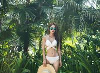 男生把女生胸尖放嘴吧里