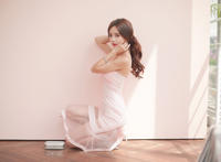 男主隔着睡衣咬女主胸