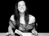 她把手伸到他的裤子里图片