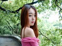 黑色短裤底下带白边