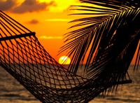 海边落日吊床休闲图片