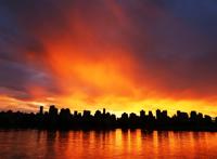 火红云彩下城市黄昏图片