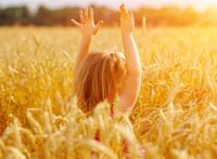 金光麦田小女孩可爱图片