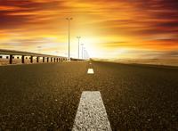 宽大的马路黄昏景色图片