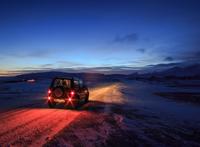 越野车夜晚野外行车图片