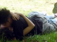 交往一个月男生手伸衣服里