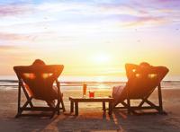 躺椅看日落海边唯美图片