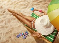 太阳伞沙滩比基尼美女图片