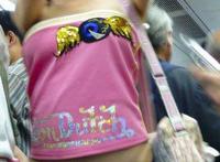 美女意外掉裤子图