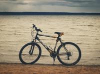 湖边停了山地车唯美图片