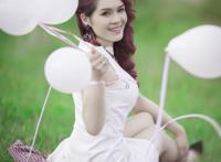 草地上的美女拿着气球高清艺术图片