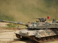 泥路上行驶中的坦克高清图片