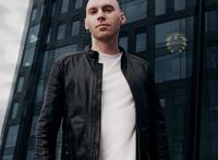 高下楼成熟的外国光头男人图片