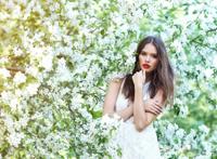 鲜花中拍写真的艺术美女图片