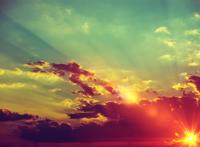 阳光穿过云层光束图